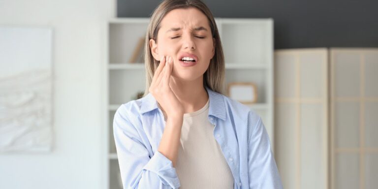 persona che si tocca i denti che si muovono