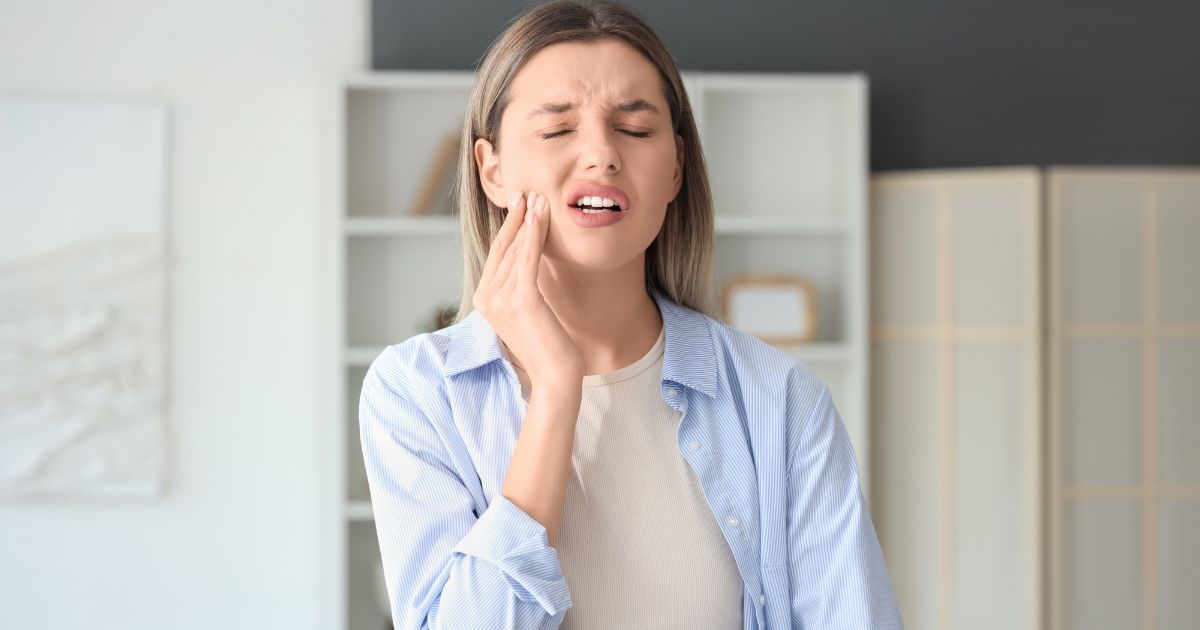 denti-che-si-muovono persona che si tocca i denti che si muovono
